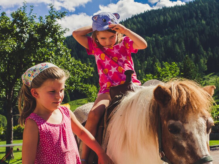 Ponyreiten am Ferienbauernhof Arnoldgut in Radstadt, Salzburger Sportwelt | © Urlaub am Bauernhof Salzburger Land / Matthias Gruber