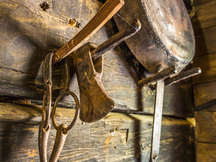 Historische Details an der Wand, Almhütte Brandgut, Mühlbach am Hochkönig, Salzburger Land | © Urlaub am Bauernhof Salzburger Land / Bernd Suppan