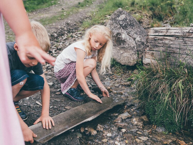 Kinder spielen am Brunnen | © Urlaub am Bauernhof im SalzburgerLand / Daniel Gollner