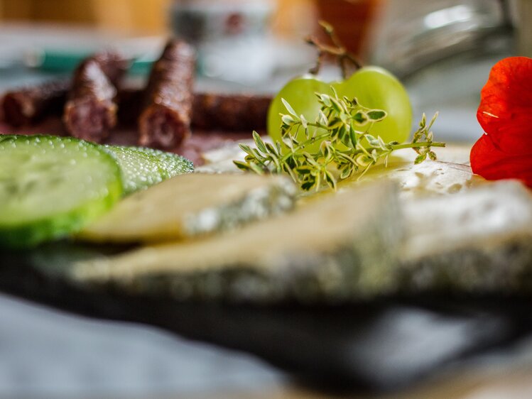 Gemüseteller und Wurst, Biofrühstück , Biohof Herzog in Leogang, Salzburger Land | © Urlaub am Bauernhof Salzburger Land / Matthias Gruber