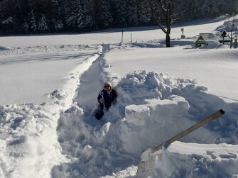 Kind im Schnee, Iglu bauen, Salzburger Land | © Urlaub am Bauernhof Salzburger Land / Johannes Handlechner