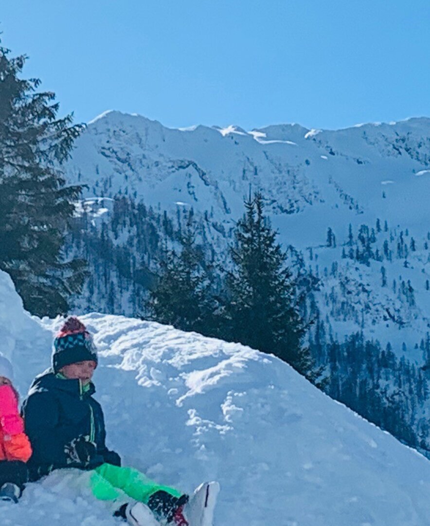 Kinder im Schnee, Berge im Hintergrund, Salzburger Land | © Urlaub am Bauernhof Salzburger Land / Johannes Handlechner