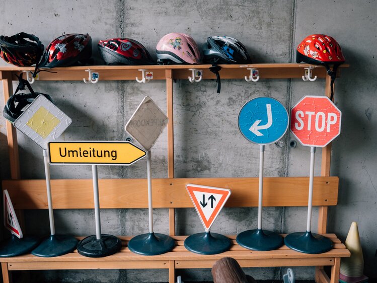 Verkehrsschilder und Kinderfahrradhelme zum Radfahren am Maurachhof in St. Johann - Salzburger Land | © Urlaub am Bauernhof Salzburger Land / Daniel Gollner