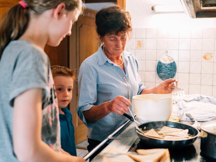 Bäuerin backt Pofesen mit Kindern | © Urlaub am Bauernhof im SalzburgerLand / Daniel Gollner