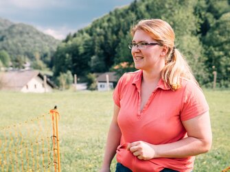 Bäuerin Maria Höpflinger am Feld | © Urlaub am Bauernhof im SalzburgerLand / Daniel Gollner