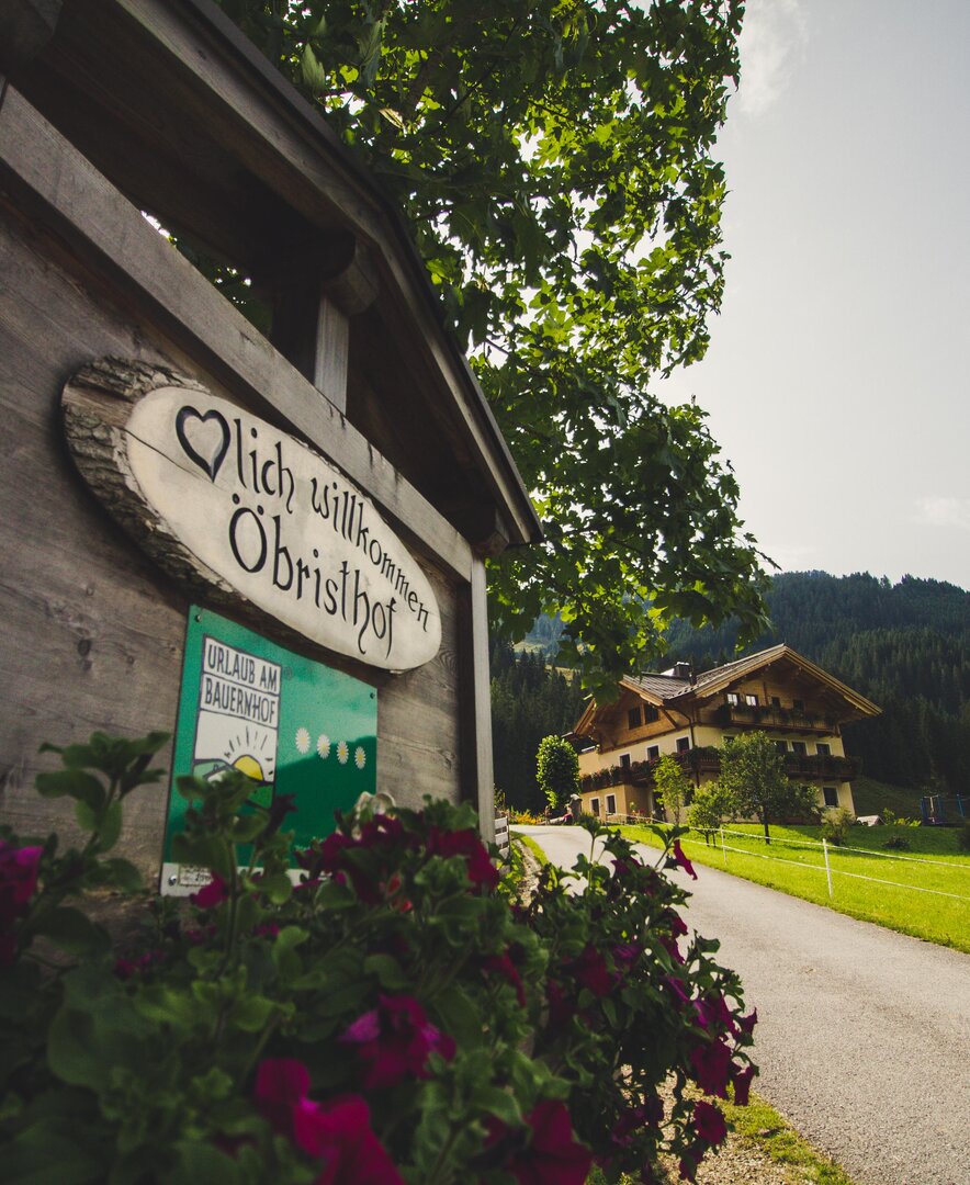 Schild Willkommen, Archehof Öbristhof in Kleinarl, Salzburger Sportwelt | © Urlaub am Bauernhof Salzburger Land / Matthias Gruber