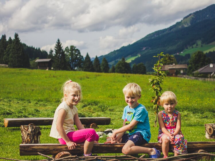 Kinder spielen im Garten, Archehof Öbristhof in Kleinarl, Salzburger Sportwelt | © Urlaub am Bauernhof Salzburger Land / Matthias Gruber