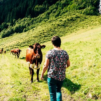 Angelika Kaltenhauser besucht ihre Kühe auf der Alm. | © Urlaub am Bauernhof im SalzburgerLand / Daniel Gollner