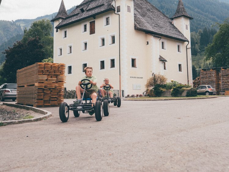 Kinder mit Gokarts am Schloss Saalhof, Maishofen, Salzburger Saalachtal | © Urlaub am Bauernhof Salzburger Land / Daniel Gollner