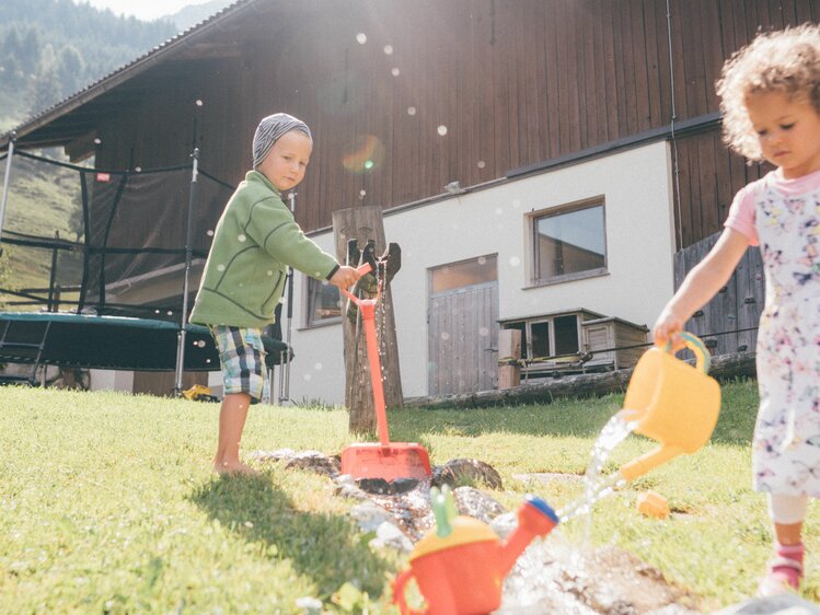 Kinder Spielen am Schwabhof in Kleinarl, Salzburger Land | © Urlaub am Bauernhof Salzburger Land / Daniel Gollner