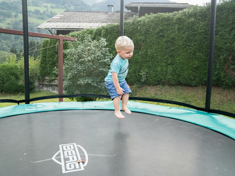 Bub auf Trampolin | © Urlaub am Bauernhof im SalzburgerLand / Matthias Gruber