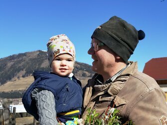 Palmbuschen binden mit Opa, Löckerwirt im Lungau, Salzburger Land | © Löckerwirt / Christina Löcker