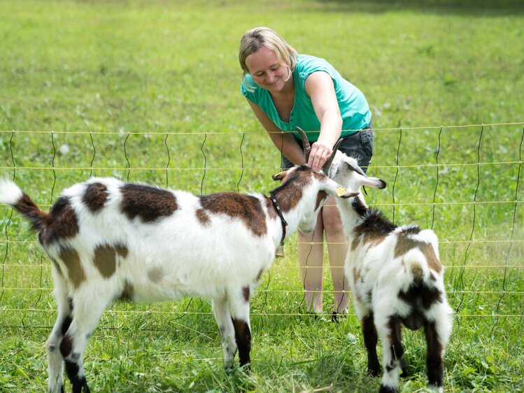 Bäuerin Lisi Lottermoser streichelt ihre Ziegen. | © Urlaub am Bauernhof im SalzburgerLand / Matthias Gruber