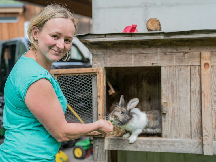 Bäuerin Lisi Lottermoser füttert ihren Hasen. | © Urlaub am Bauernhof im SalzburgerLand / Matthias Gruber