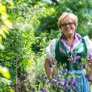 Bäuerin Michaela Quehenberger im Garten | © Urlaub am Bauernhof / Matthias Gruber