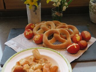 Brezensuppe und gefärbte Ostereier | © Windhofgut / Andrea Schilchegger