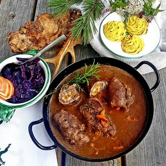 Wildrouladen mit Blaukraut und Princesskartoffeln, Rehrouladen, Windhofgut Annaberg, Salzburger Land | © Windhofgut / Andrea Schilchegger