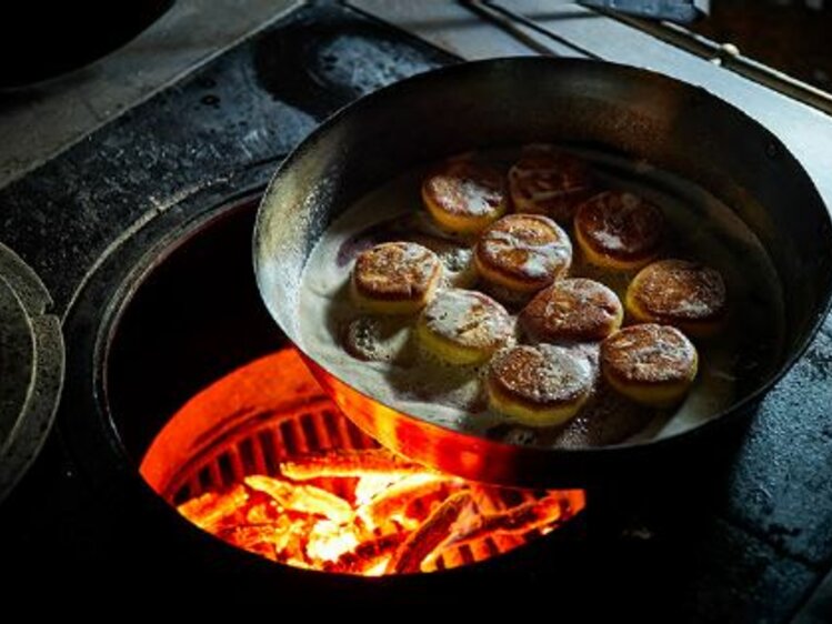 Rauchnudeln werden mit Butterschmalz gebacken, Schwaigerlehen, SalzburgerLand | © Schwaigerlehen / Schwaigerlehen / Vivi D’Angelo