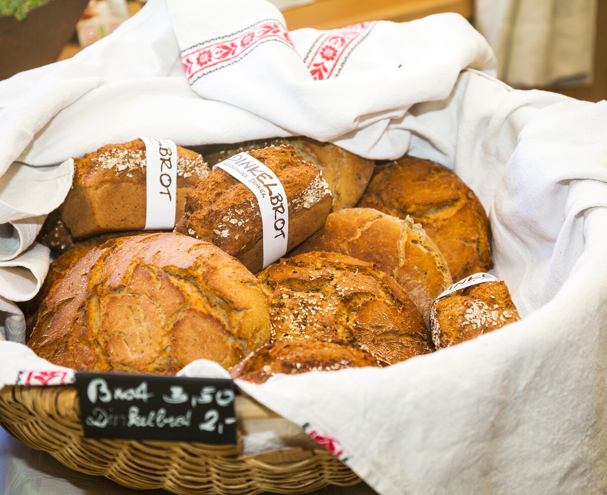 Brot im Brotkorb, Zieferhof, Salzburger Land | © Urlaub am Bauernhof / Bernd Suppan Selbstgebackene Brotlaibe im Brotkorb, halb zugedeckt mit einem weißen Tuch, Zieferhof Hofladen, Salzburger Land | © Urlaub am Bauernhof / Bernd Suppan