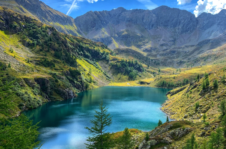 Der Landschitzsee mit Blick auf die umliegenden Berge im Salzburger Lungau | © Ferienregion Salzburger Lungau / Pia Schreilechner