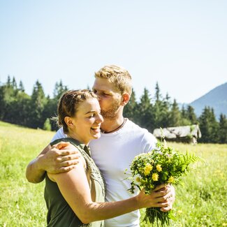 Paar gibt sich Kuss auf der Alm im SalzburgerLand | © Salzburger Land Tourismus 