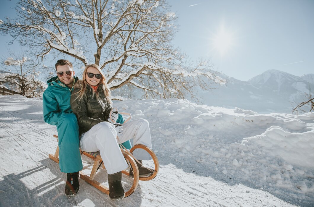 Rodeln im Winter, Salzburger Sonnenterrasse | © TVB Sonnenterrasse Pärchen rodelt, Salzburger Sonnenterrasse | © TVB Sonnenterrasse