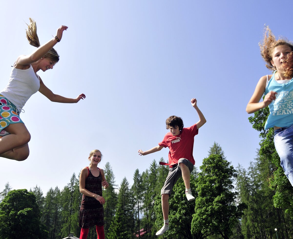 Kinder springen am Trampolin, Steiermark | © Urlaub am Bauernhof Steiermark / Christa Strobl