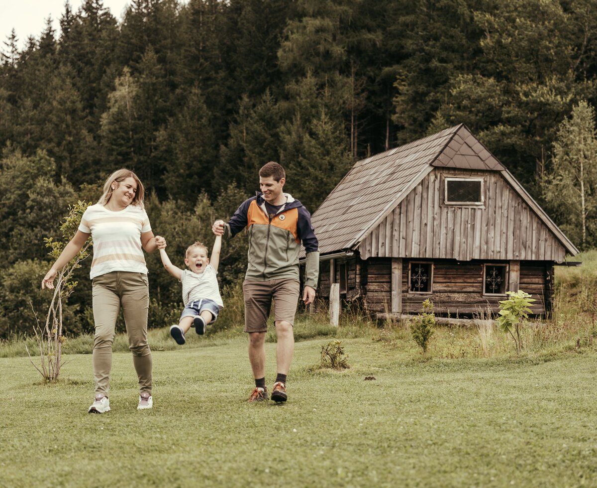 Familie geht in der Berglandschaft spazieren | © Urlaub am Bauernhof Steiermark / Wolfgang Spekner