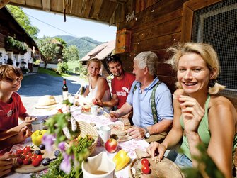 Gemeinsam vor dem Bauernhaus sitzen und jausnen, Urlaubsregion Murau-Murtal, Steiermark | © Urlaub am Bauernhof Steiermark / Kufferath