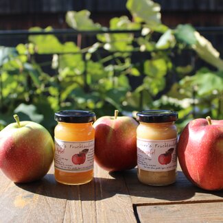 Äpfel und Marmeladen auf einem Holztisch im Garten, Obsthof Pieber, Steiermark | © Urlaub am Bauernhof Steiermark / Obsthof Pieber