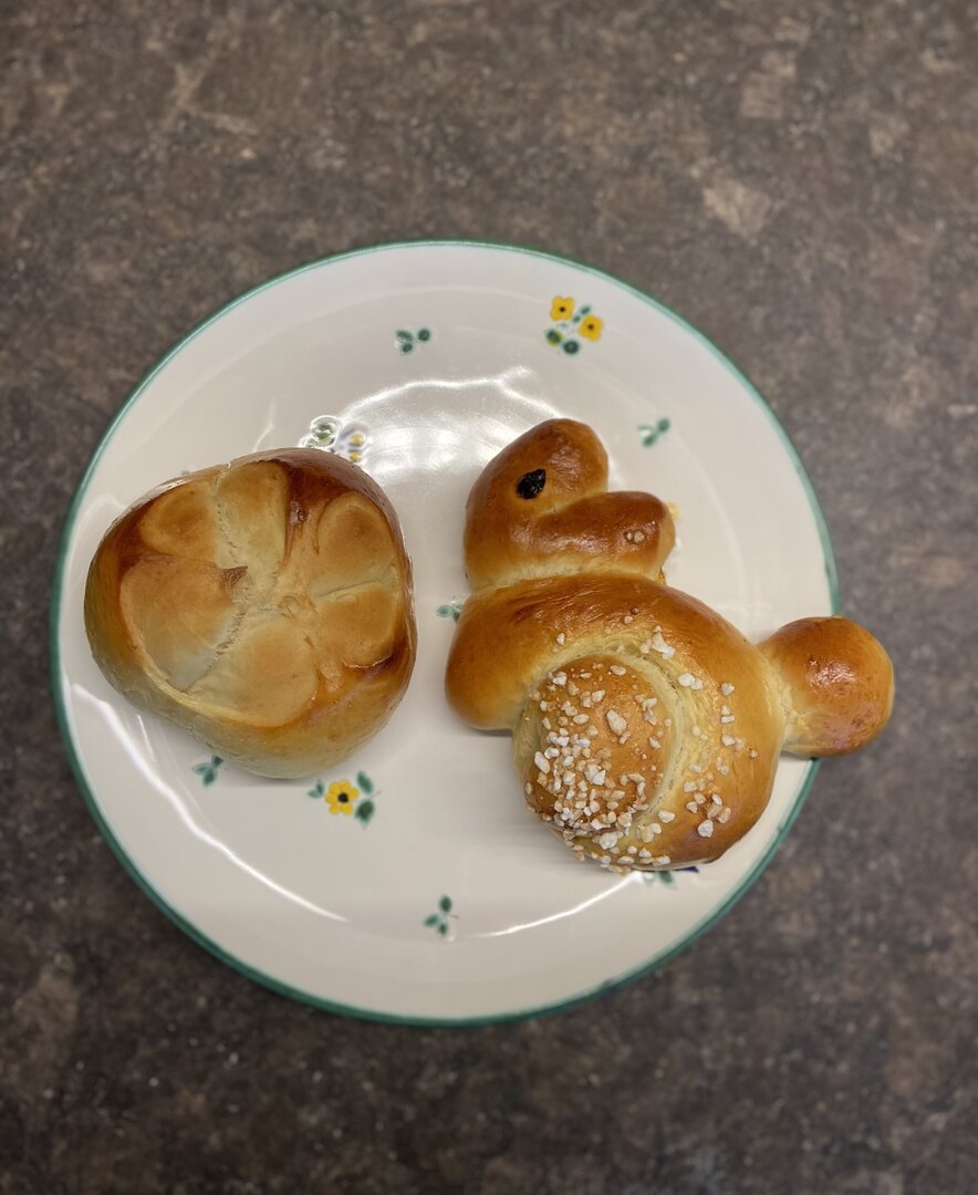 Osterhase und Pinze aus Germteig am Kürbishof | © Kürbishof / Sarah Gartner