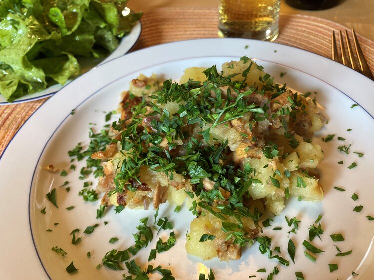 Eierschwammerlgröstl mit Salat | © Maria Elfriede Auer / Kräutlhütte