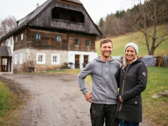 freundliche Besitzer des Hofes warten empfangsbereit  | © urlaubambauernhof-stmk / Daniel Gollner