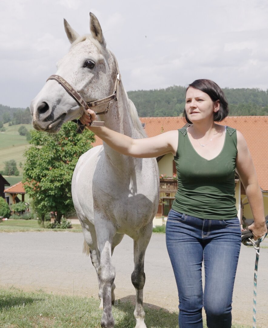 Bäuerin führt ihr Pferd über den Hof, Forstbauer, Steiermark | © Urlaub am Bauernhof Steiermark / Daniel Gollner