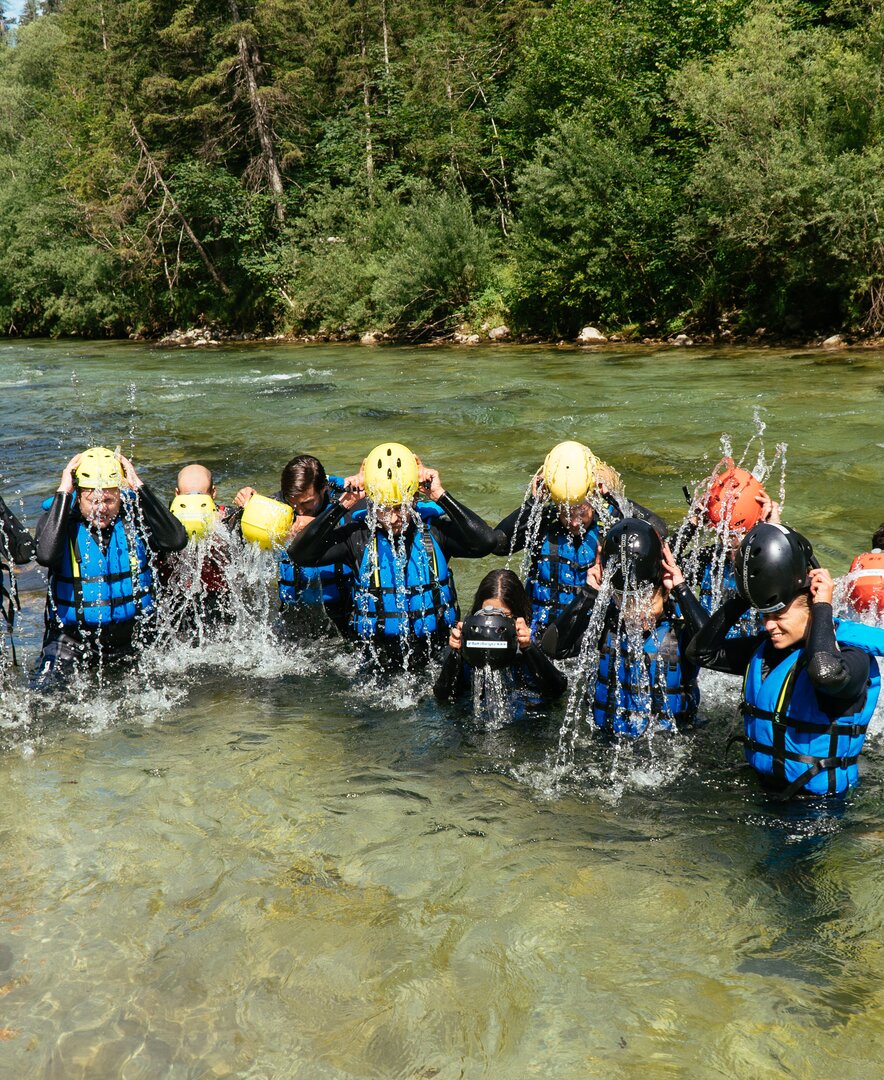 Ritual beim Raften - der mit Wasser gefüllte Helm wird über den Kopf gestülpt | © Urlaub am Bauernhof Steiermark / Daniel Gollner