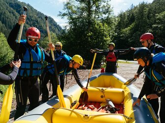 Die Mannschaft bereitet das Raftingboot für die Fahrt vor | © Urlaub am Bauernhof Steiermark / Daniel Gollner