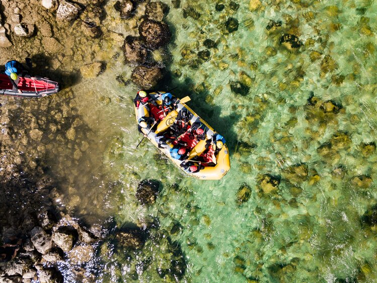 Blick auf das besetzte Raftingboot aus der Vogelperspektive | © Urlaub am Bauernhof Steiermark / Daniel Gollner