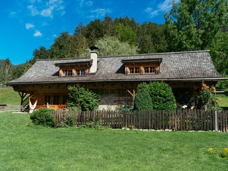 Außenansicht des liebevoll restaurierten Hauses am Raftingcamp Lackmaier | © Urlaub am Bauernhof Steiermark / Daniel Gollner