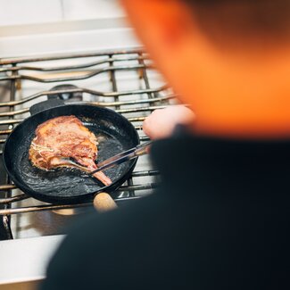 Max Leodolter beim Kochen, Lurgbauer, Steiermark | © Urlaub am Bauernhof Steiermark / Daniel Gollner