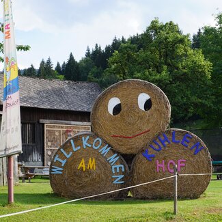 Strohballen mit Willkommensgruß, Kinderbauernhof Matlschweiger | © Urlaub am Bauernhof Steiermark / Katrin Rathmayr