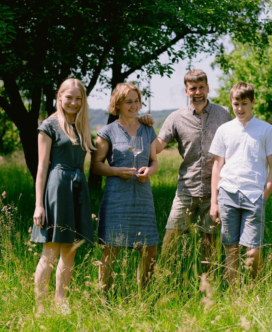 Familie Monschein in der Wiese stehend | © Urlaub am Bauernhof Steiermark / Familie Monschein