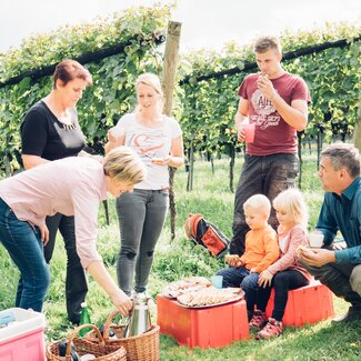 Menschen bei der Lesepause im Weingarten, Peiserhof, Steiermark | © Urlaub am Bauernhof Steiermark / Daniel Gollner