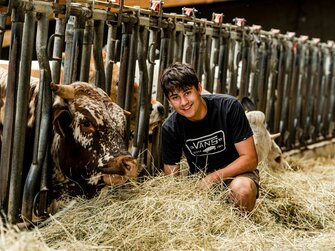 Bei den Kühen im Stall am Pircherhof, Steiermark | © Pircherhof / Familie Pircher