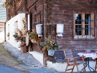 Altes Holzbauernhaus mit winterlicher Dekoration in der Steiermark | © Urlaub am Bauernhof Steiermark / Daniel Gollner