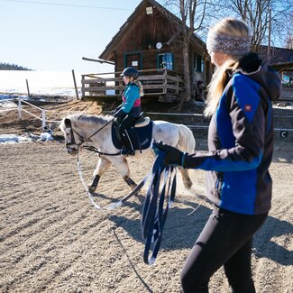 Mädchen am Pferd an der Lounge mit Reitlehrerin | © Urlaub am Bauernhof Steiermark / Daniel Gollner