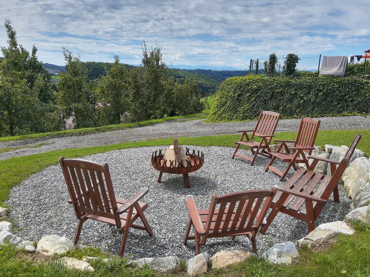 bequeme Sessel rund um eine Feuerstelle, Schwalbenhof, Steiermark | © Urlaub am Bauernhof Steiermark / Evelyn Götz