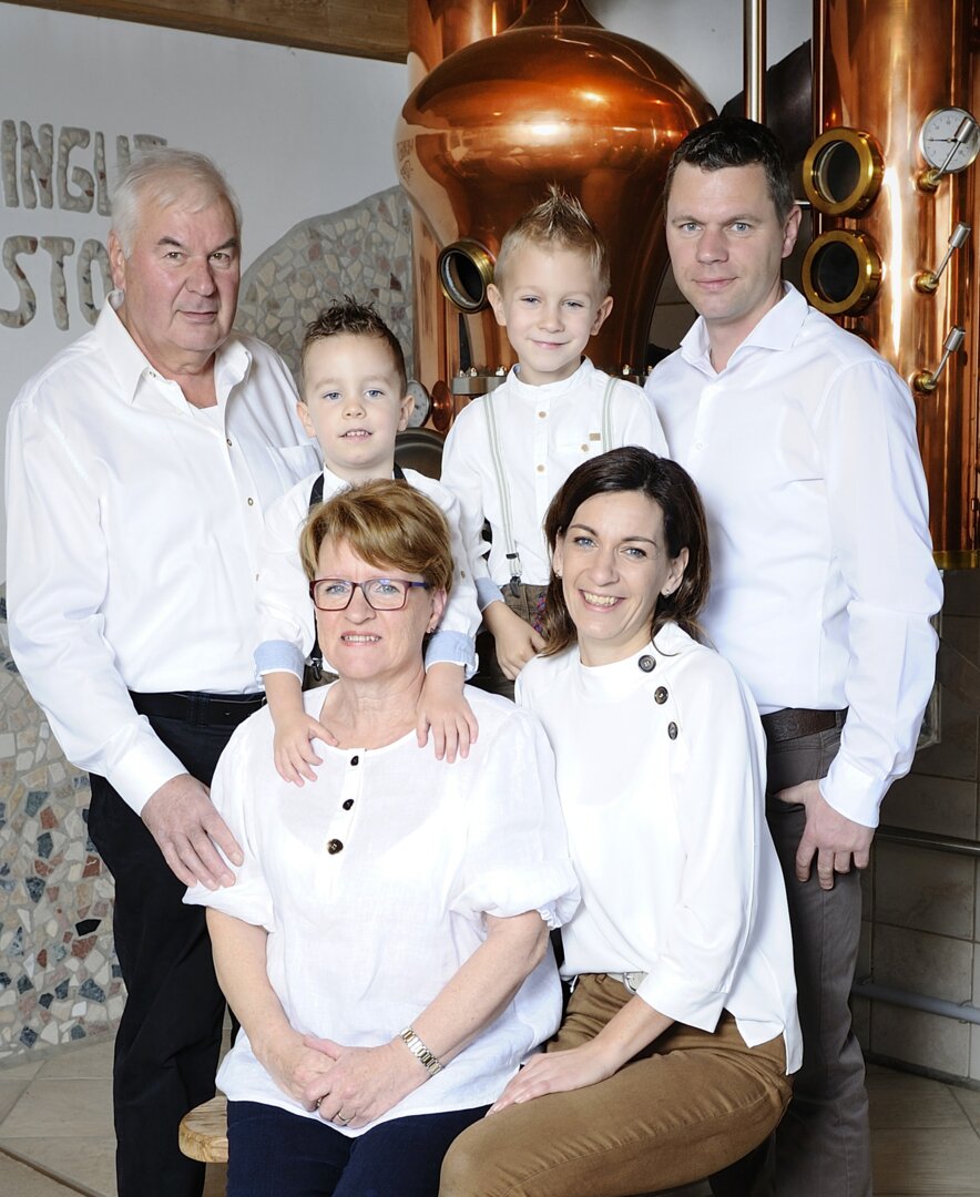 Familie Stoff im Weinkeller | © Familie Stoff / Strametz