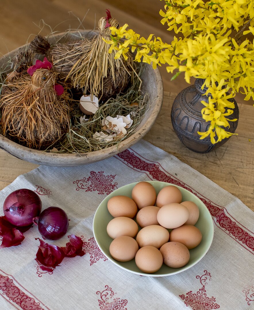 Eier vor dem Färben mit Zwiebelschalen und Osterdekoration, Steiermark | © Urlaub am Bauernhof Steiermark / Tom Lamm