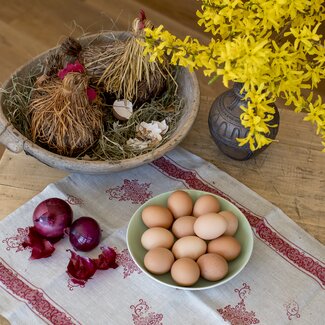 Eier vor dem Färben mit Zwiebelschalen und Osterdekoration, Steiermark | © Urlaub am Bauernhof Steiermark / Tom Lamm