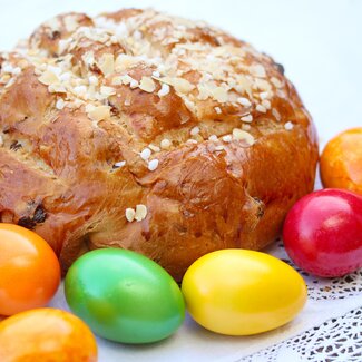 Osterbrot mit gefärbten Eiern | © Fotolia / ChristArt